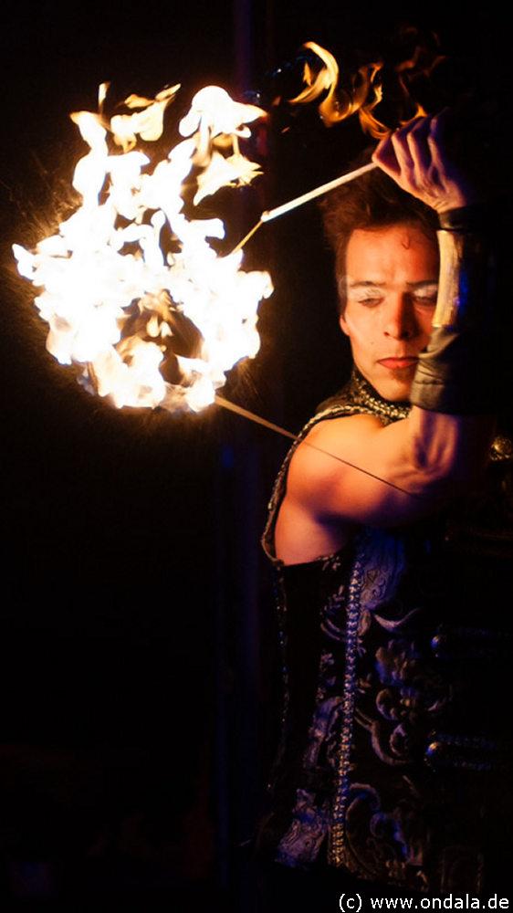Feuerartist Berlin - Feuershow Feuerjongleur Feuerschlucker