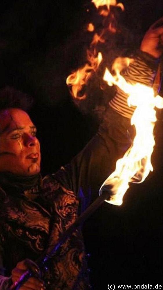 Feuerartist Berlin - Feuershow Feuerjongleur Feuerschlucker