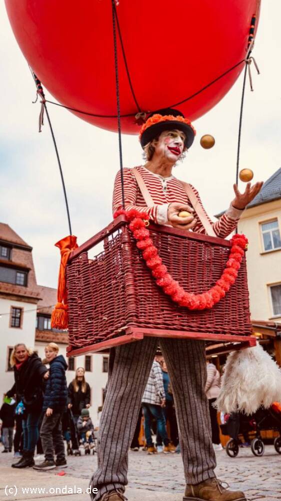 Walk Act oder Stelzen als Publikumsmagnet Walk Act oder Stelzen als Publikumsmagnet