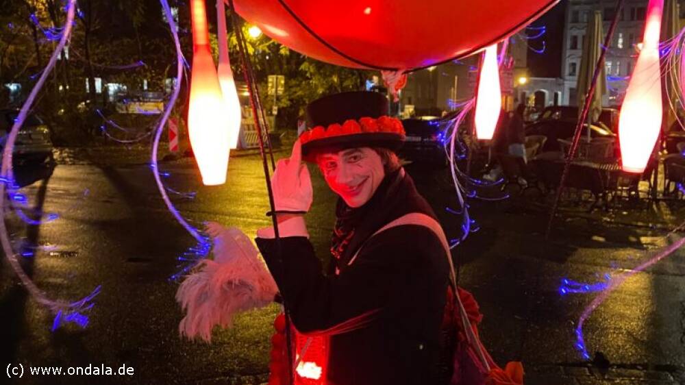 Leuchtender Walking Act für Staunen und Lachen Leuchtender Walking Act für Staunen und Lachen