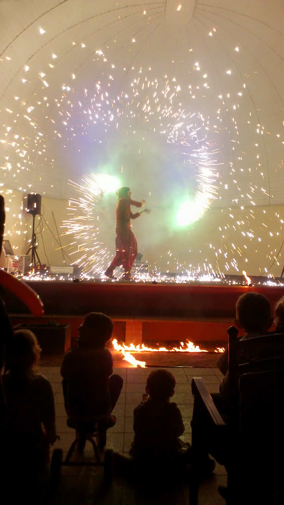 Feuergaukler Leipzig - Feuershow Lichtshow Stelzenläufer
