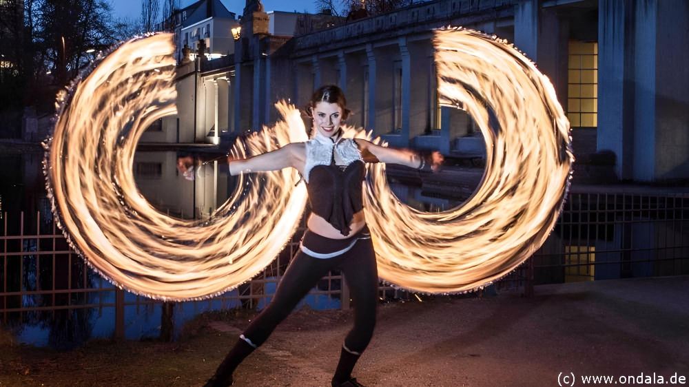 Feuerjongleurin Berlin Kuenstler