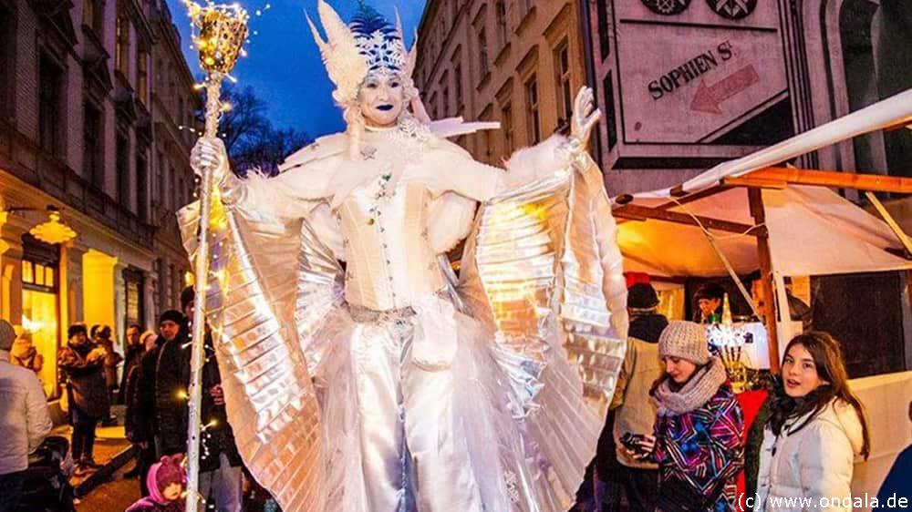 Feuerkuenstlerin Berlin Stelzenlaeufer