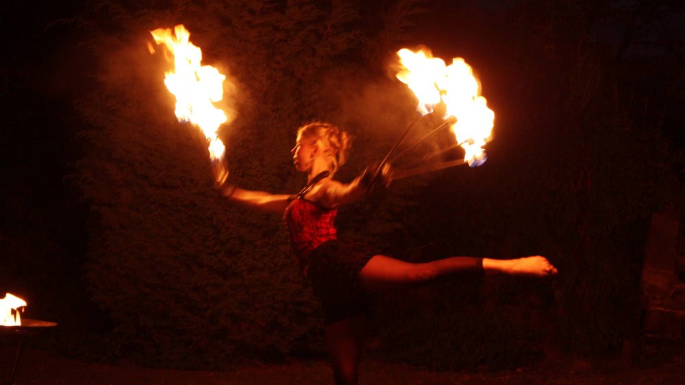 Feuerkuenstlerin Dresden Feuershow