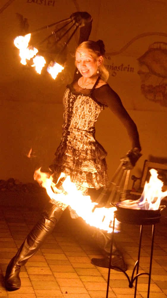 Professionelle Feuerkünstlerin Dresden - Feuer Tanz Kunst
