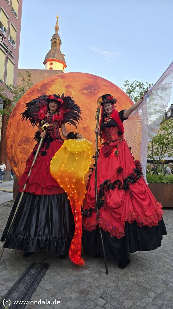 Steampunk Stelzenl�uferinnen Chemnitz sehr elegant