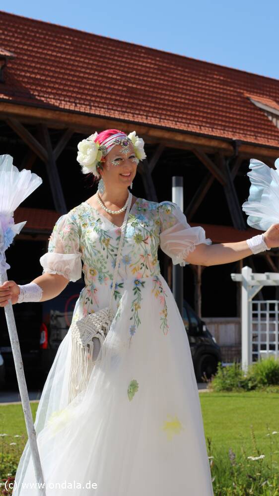 Wei�es Kost�m Strahlender Sommer