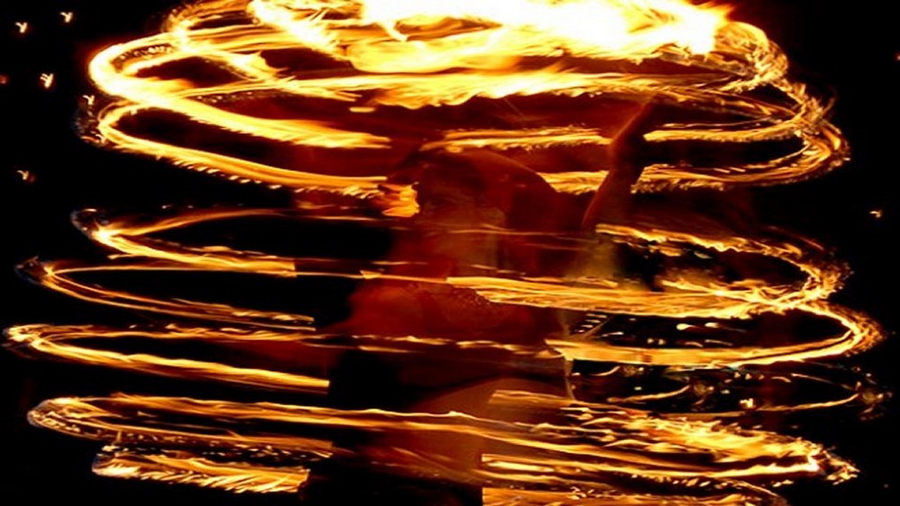 Professionelle Feuertnzerin Frth  Feuershow & Lichtshow