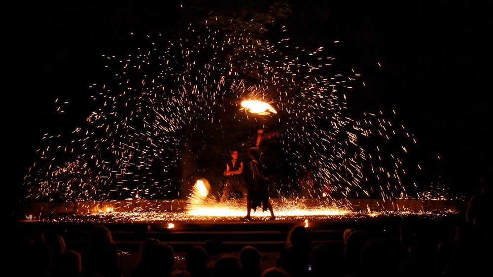 Professionelle Feuertänzerin Fürth – Feuershow & Lichtshow