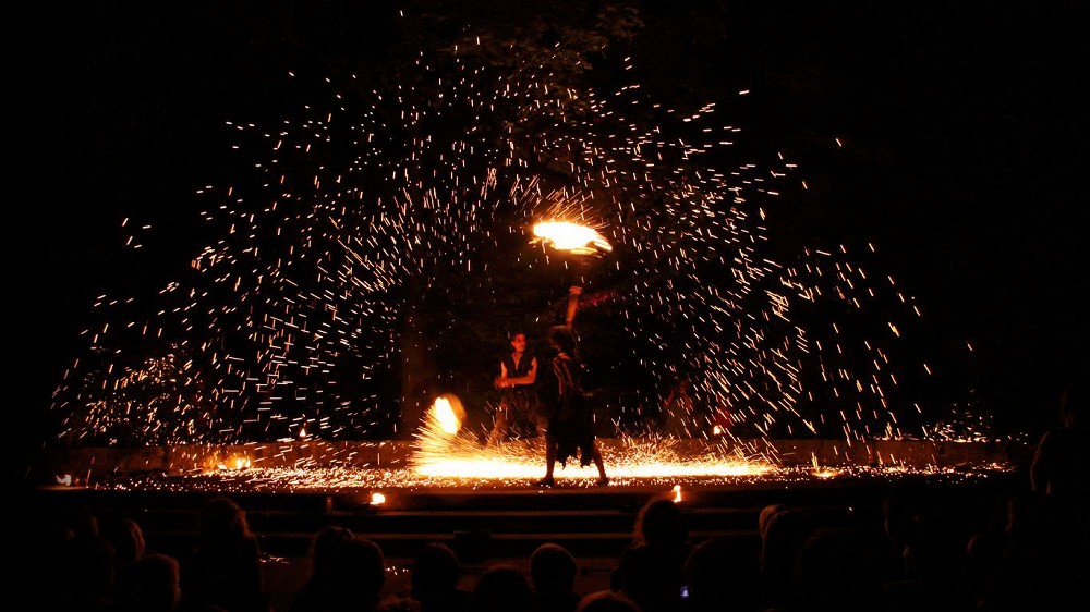 Professionelle Feuertnzerin Frth  Feuershow & Lichtshow