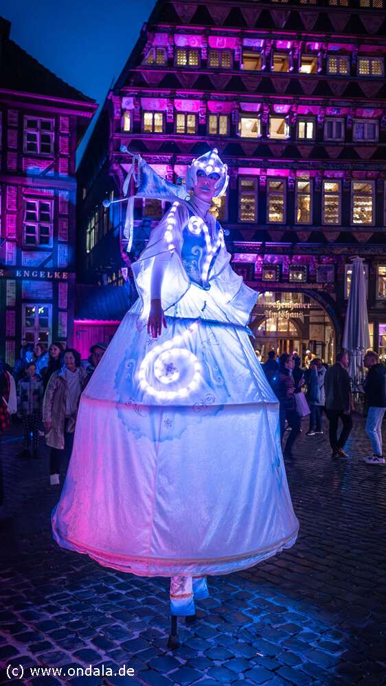 Lumires  groe Frauen  Lichtspiele mit Spiralen und Linien