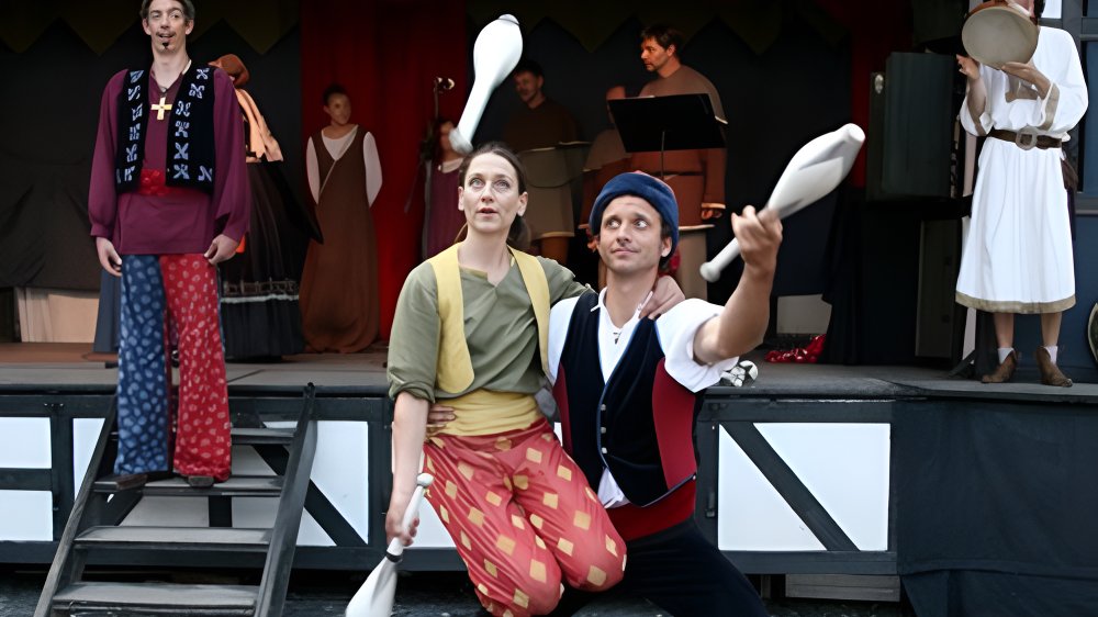 Beeindruckendes Gaukelspektakel  mit Akrobatik, Balancen, Zaubertricks