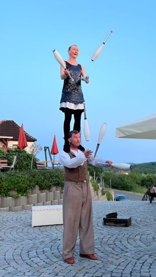 Partnerakrobatik und magische Momente entfachen Gute Laune