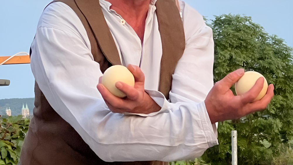 Was ist scheller: Die virtuose Jonglage oder das Mundwerk des Gauklers?