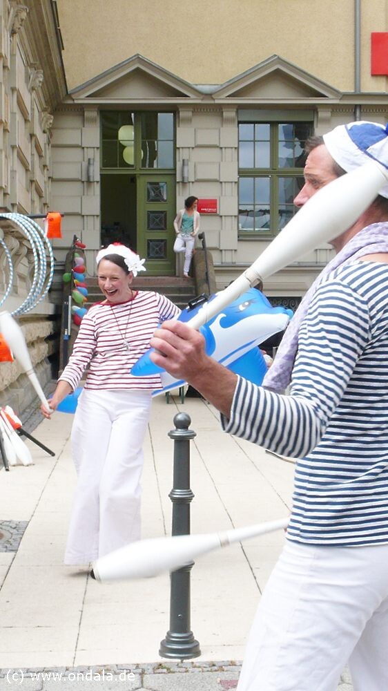 Walkact Leipzig auf Stelzen