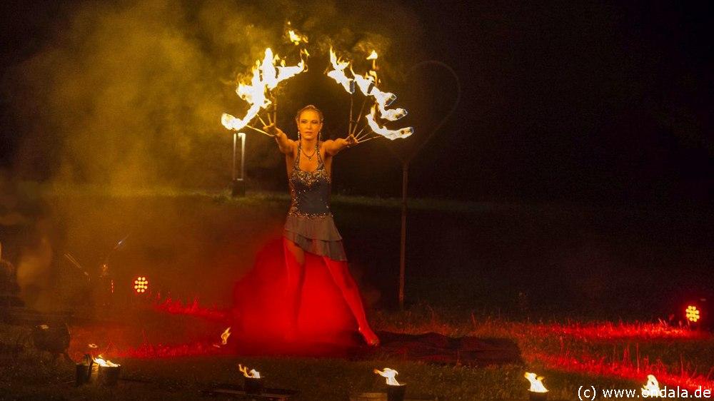 Feuertnzerin Stuttgart - Feuershow Feuertanz Feuerjonglage