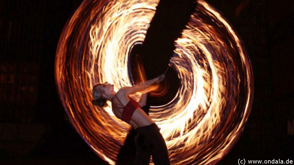 Feuertnzerin Stuttgart - Feuershow Feuertanz Feuerjonglage