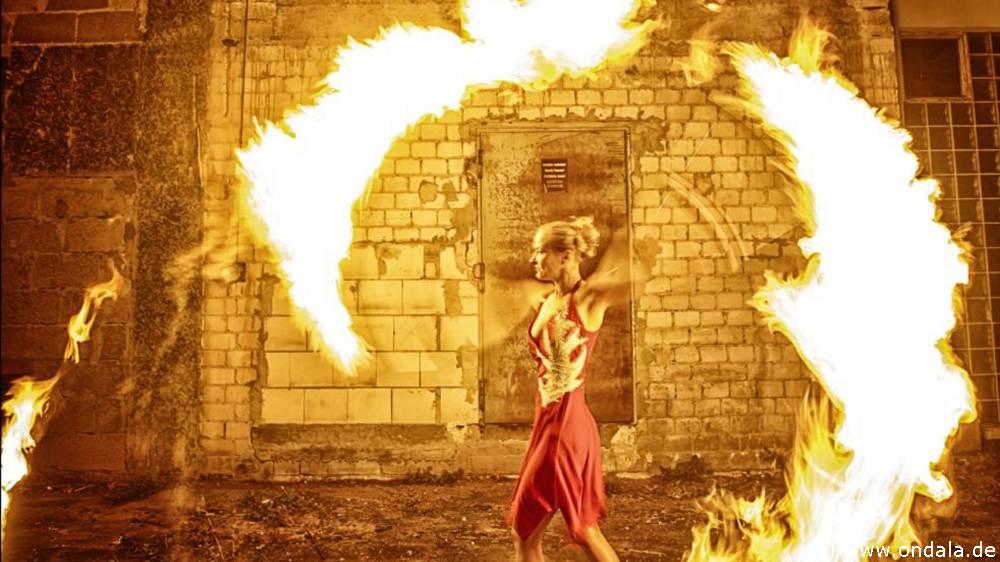 Feuertnzerin Stuttgart - Feuershow Feuertanz Feuerjonglage
