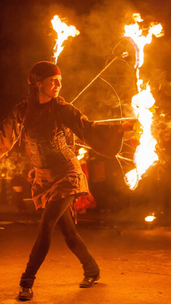 Feuertänzerinnen aus Thüringen mit romantischer Feuershow