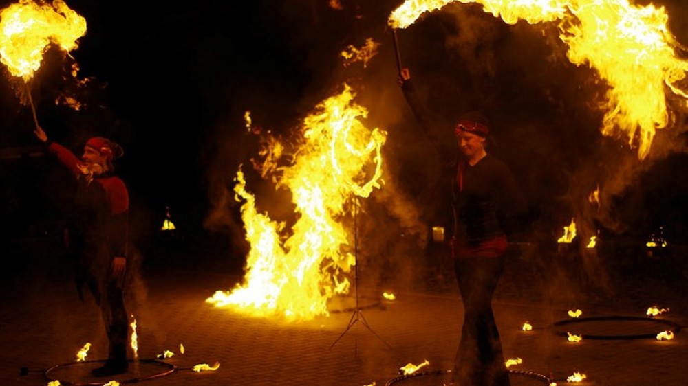Feuertänzerinnen aus Thüringen mit romantischer Feuershow