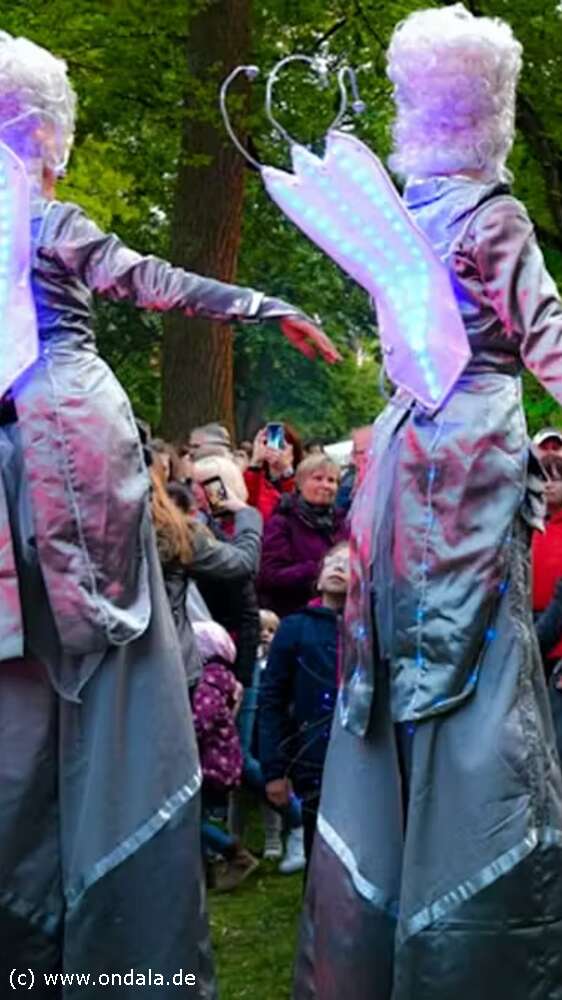 Professionelle Stelzenlufer Berlin - DER Fest Hhepunkt