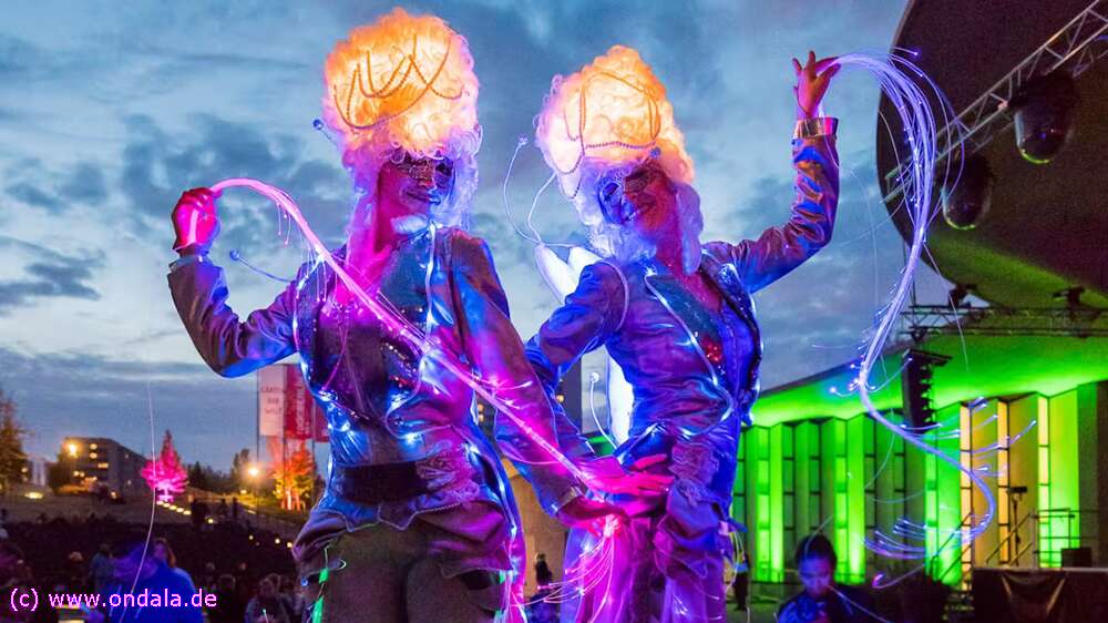 Professionelle Stelzenlufer Berlin - DER Fest Hhepunkt