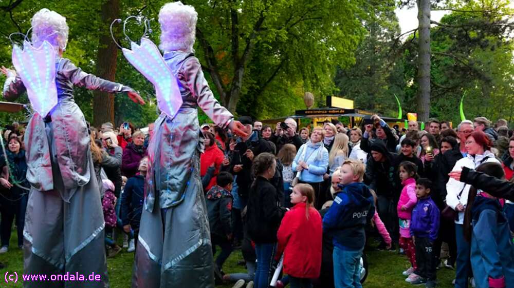 Professionelle Stelzenlufer Berlin - DER Fest Hhepunkt