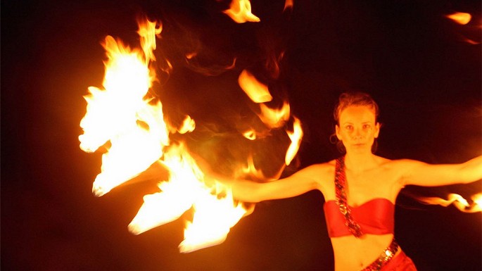 Professionelle Feuertnzerin Berlin - Feuer Tanz Kunst