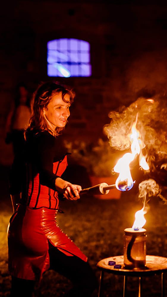 Professionelle Feuertnzerin Dresden - Feuerkunst & Tanz
